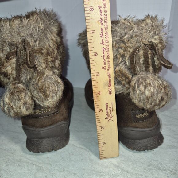 Minnetonka Brown Women's Boot's with a Fuax Fur Bow, Size 6M - Picture 4 of 10